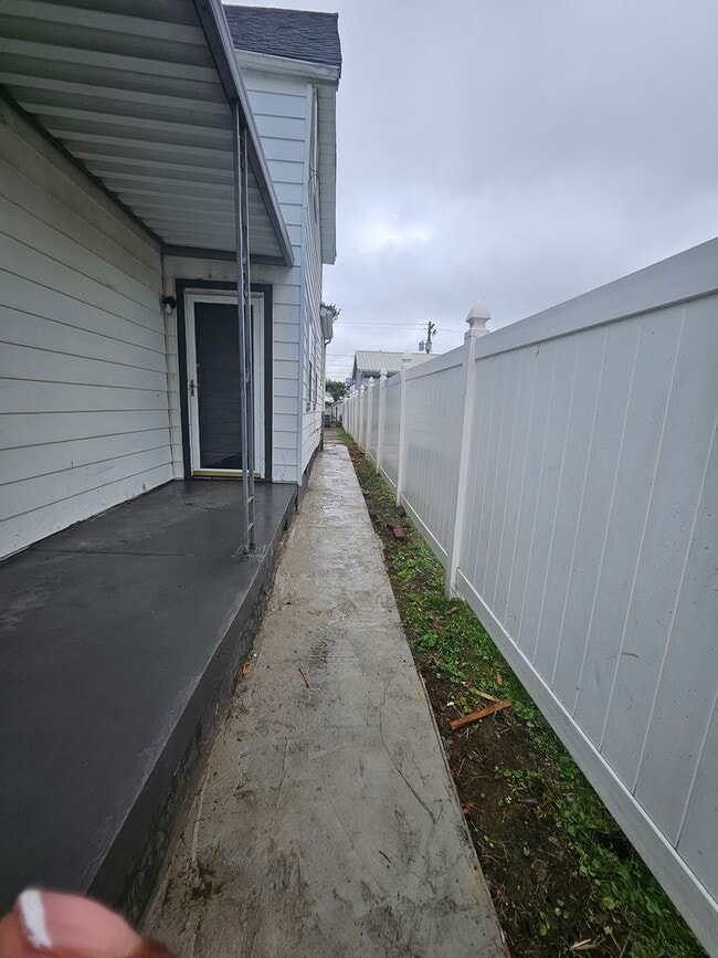 Building Photo - 4bed/2bath house