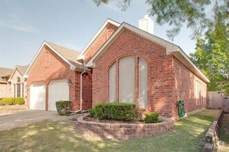 Building Photo - 2140 Mahogany St