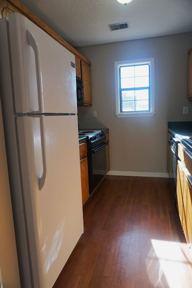 Building Photo - 2 Bedroom Home w/ fenced in backyard