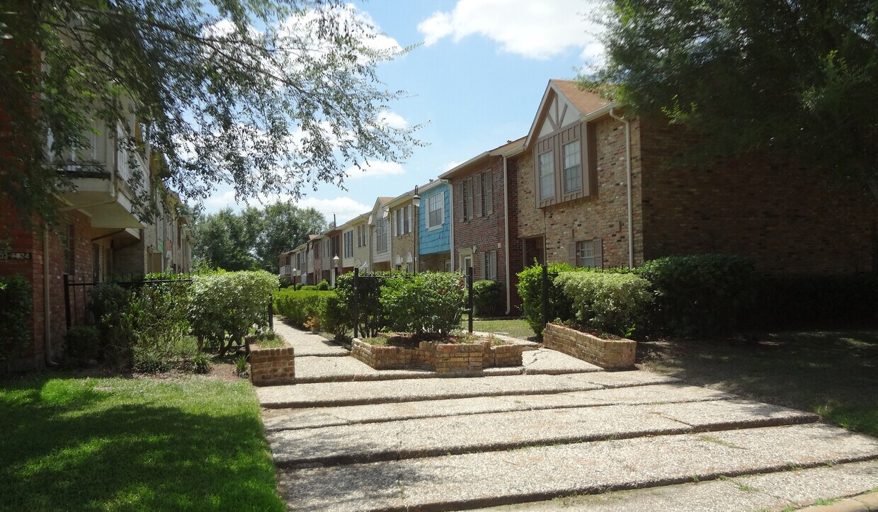 Complex Front - 7946 Leonora St
