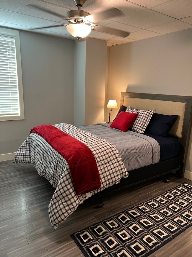 Comfortable queen bed - 421 N 20th St