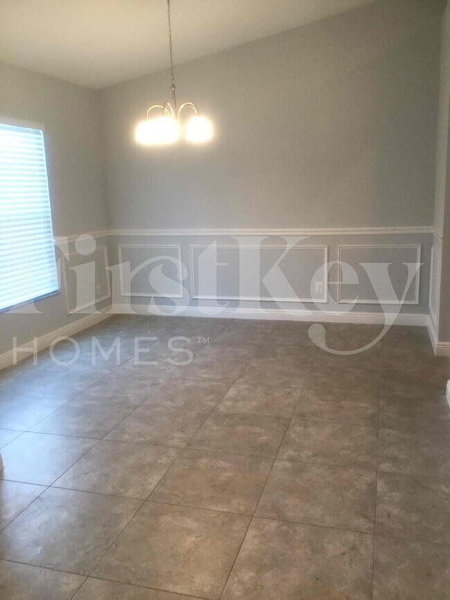 Building Photo - 328 SW Ridgecrest Dr