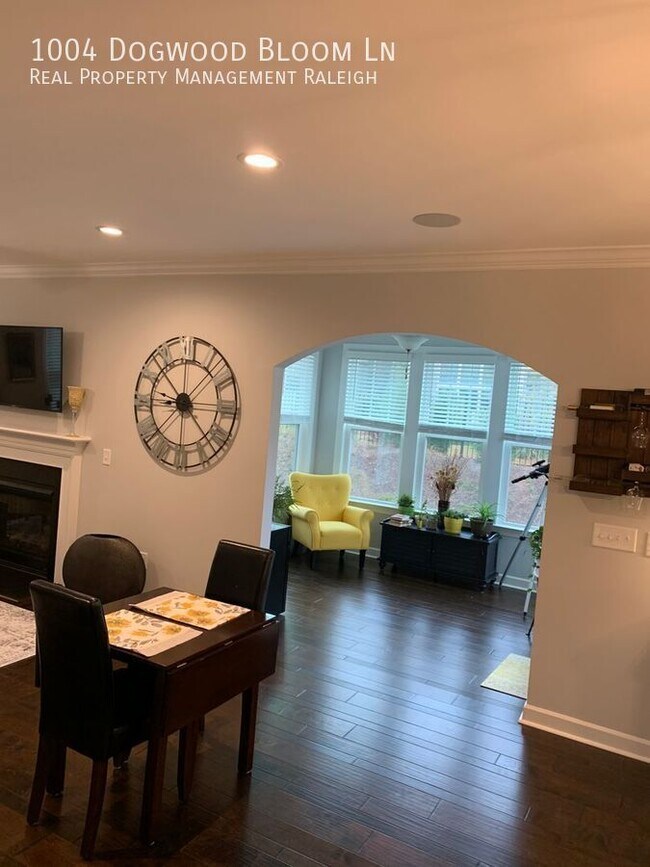 Foto del edificio - 1004 Dogwood Bloom Ln