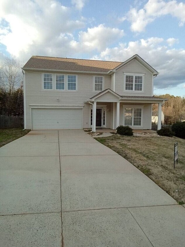 Primary Photo - Beautiful Home on Cul-De-Sac with Lots of ...