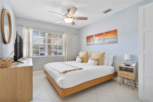Foto del edificio - 901 NE 16th St