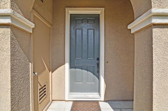 Building Photo - PRIVATE TOWNHOME IN MISSION GARDENS