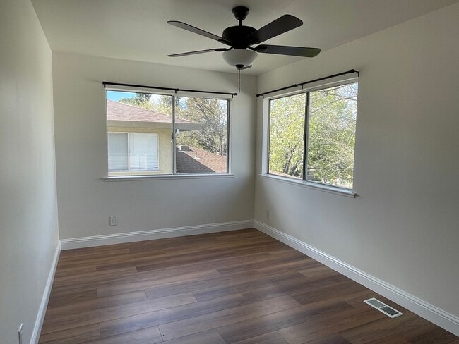 Building Photo - Fully Remodeled – 2 Bed / 1.5 Bath