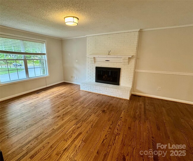 Building Photo - 707 Regency Dr
