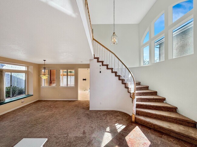 Foto del edificio - Beautiful 5BD/3BA 2-Story House in Tierras...