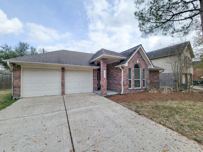 Building Photo - This beautifully maintained property has a spacious layout with ample natural light throughout. T...