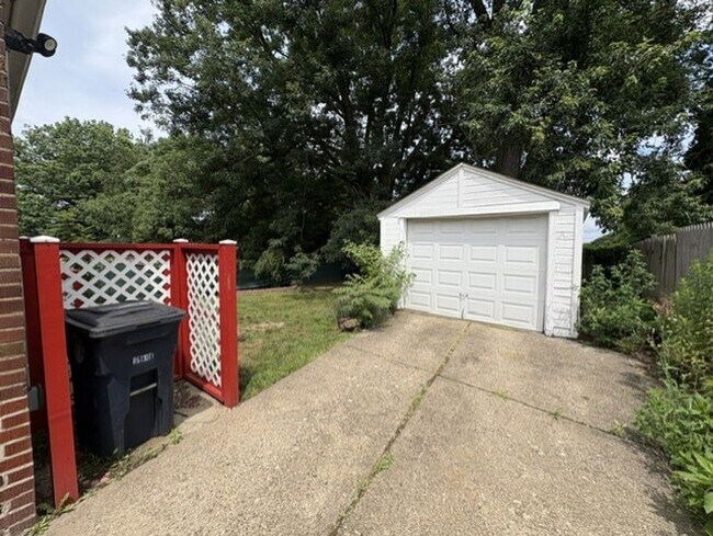 Foto del edificio - Charming 2-Bedroom Brick Home with Central Air, Garage & Spacious Backyard