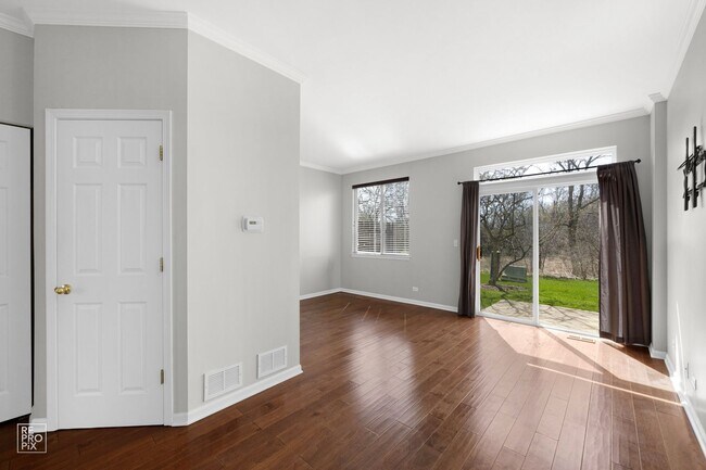 Foto del edificio - Gorgeous and Updated Large 2 Bedroom / 1.5 Bath Townhome in Grayslake!