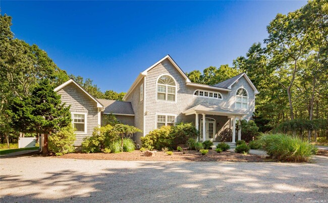 Foto del edificio - 528 Wainscott NW Rd