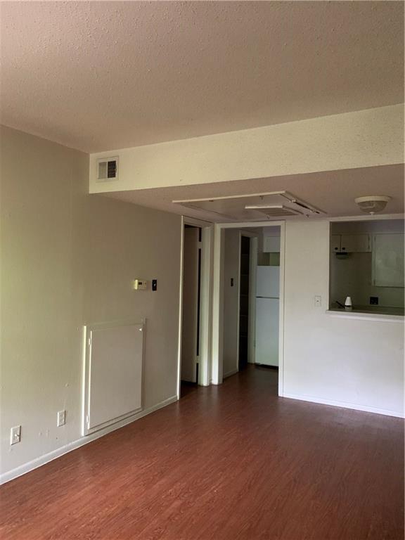 Foto del edificio - 111 N Loop Blvd E