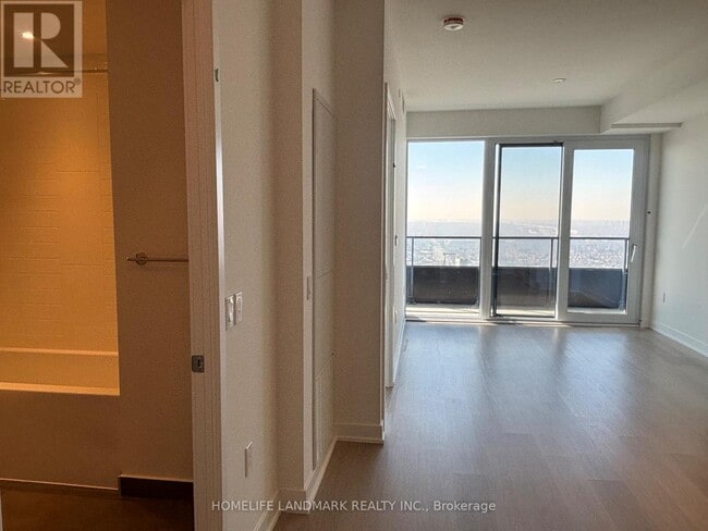 Building Photo - 448 Burnhamthorpe Rd W