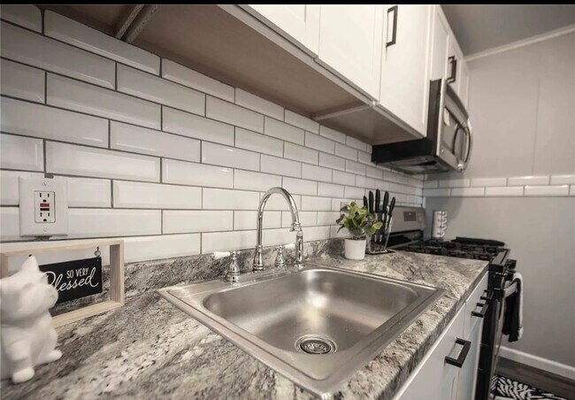 Building Photo - 1205 Bel Aire Dr