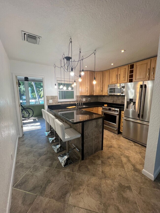 Foto del edificio - 845 NE 37th St