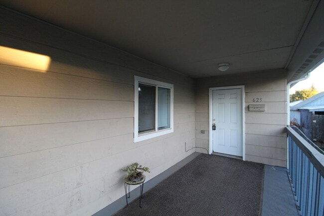 Building Photo - 623 E Sanson Ave