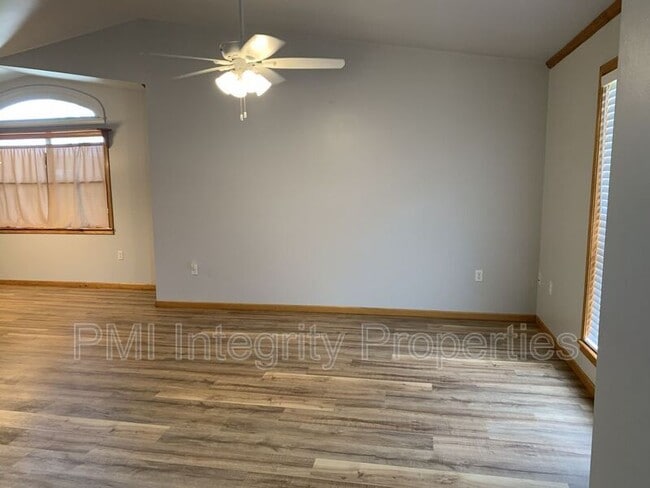 Building Photo - 989 Country Ridge Rd