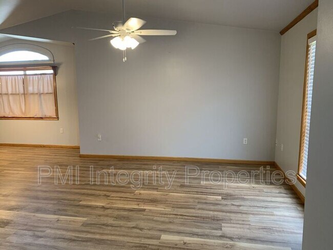 Foto del edificio - 989 Country Ridge Rd