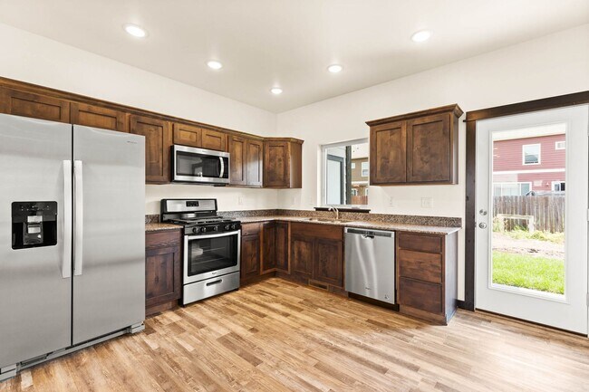 Foto del edificio - 2-Story Urban Triplex at a modern community featuring 3 Bedrooms 2.5 Bathrooms