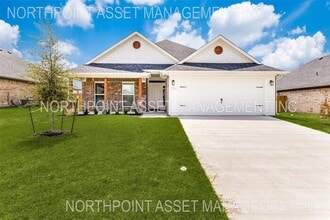 Building Photo - 2910 Orchid Dr