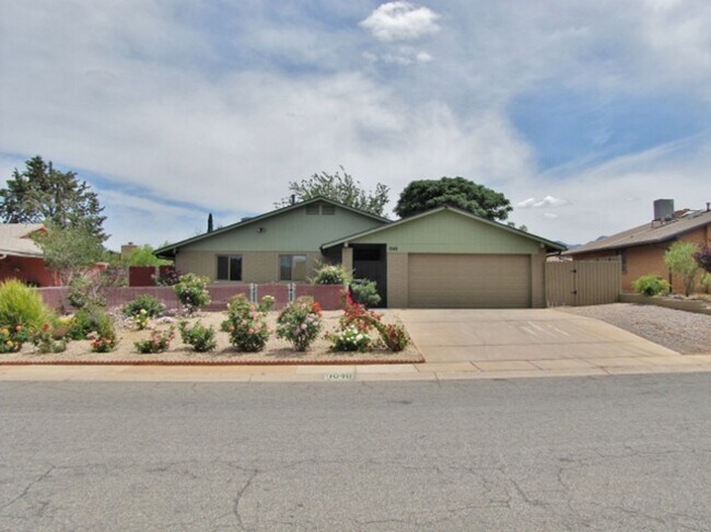 Foto del edificio - 4BR/2BA/2CG 1416 sq.ft. with storage shed in Sierra Vista, AZ