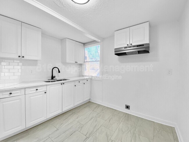 Foto del edificio - 4802 Locust Ave