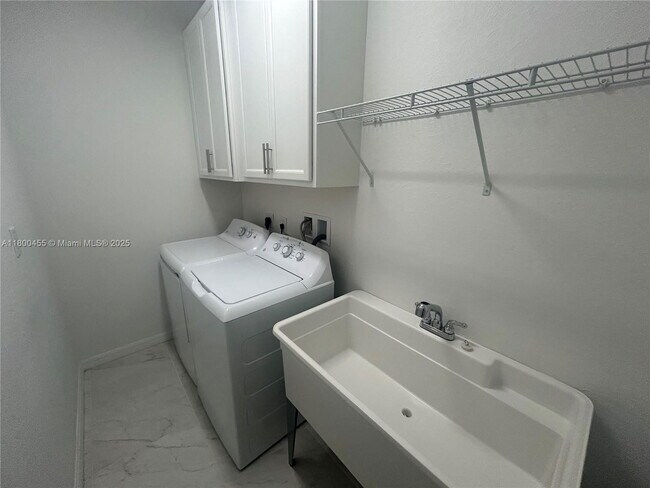 Building Photo - 4756 SW 63rd Ave