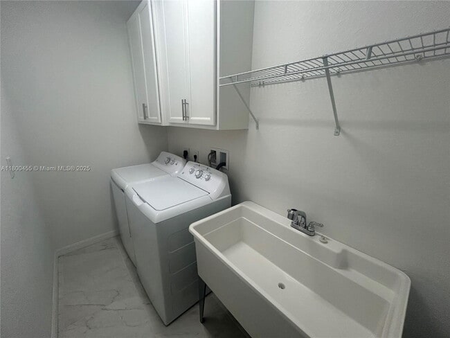 Building Photo - 4756 SW 63rd Terrace