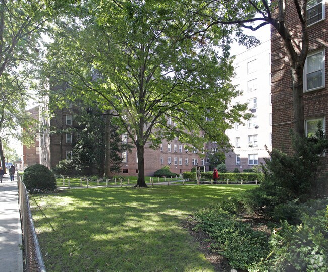 Building Photo - Gardens at 75th Street