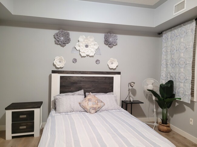 Fully Furnished 2-Bedroom Apartment at the heart of Edmonton downtown (in walking distance to Roger, - 10606 102 Av NW