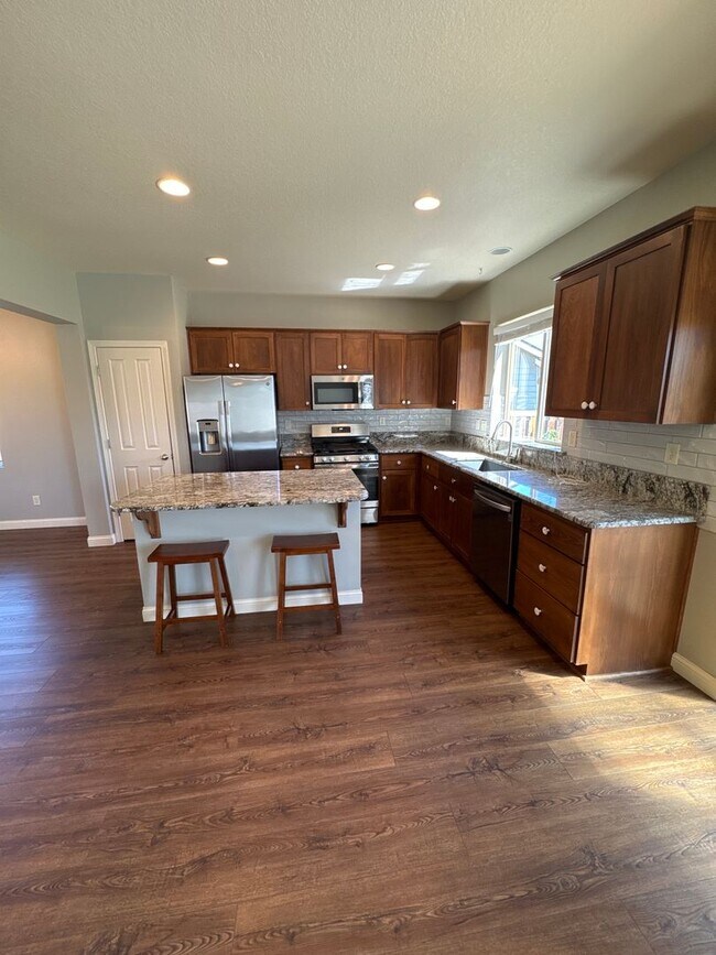 Building Photo - Beautiful 3 bedroom with bonus loft area i...