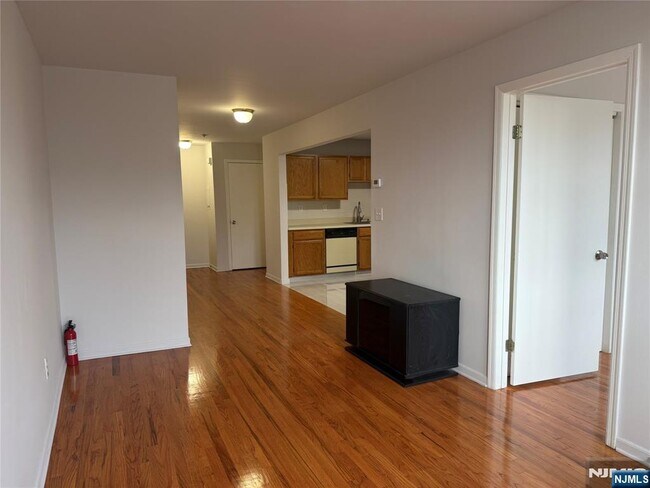 Building Photo - 7-13-13 Fair Lawn Ave