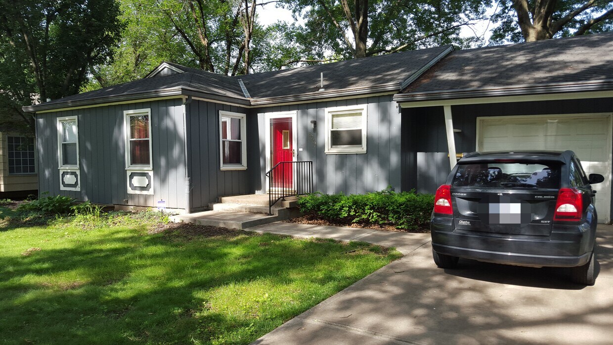 8030 Reinhardt Ln, Prairie Village, KS 66208 House for Rent in