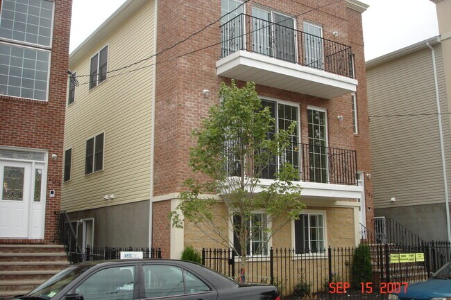 Building Photo - 191 Manchester Pl