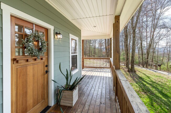 Foto del edificio - East AVL - Contemporary Farmhouse on Large Wooded Lot