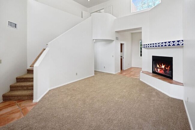 Foto del edificio - Elegant 4-Bed Home with Balcony & Backyard...