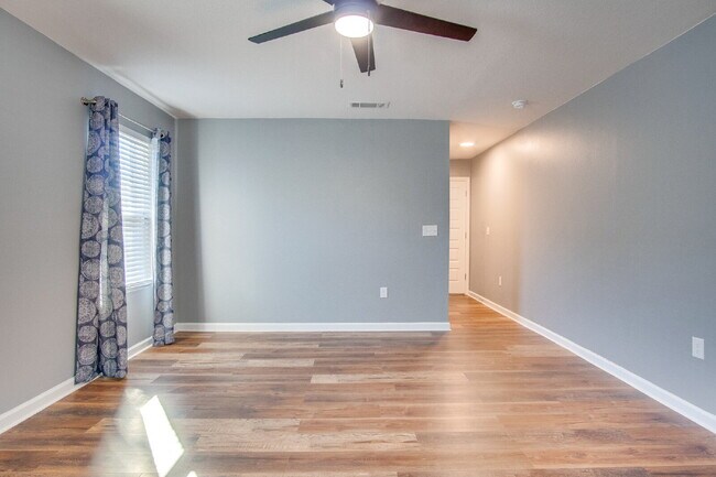 Foto del edificio - Move In for the Holidays! Heated Saltwater Pool & Tropical Backyard –$500 OFF First Month + Milit...