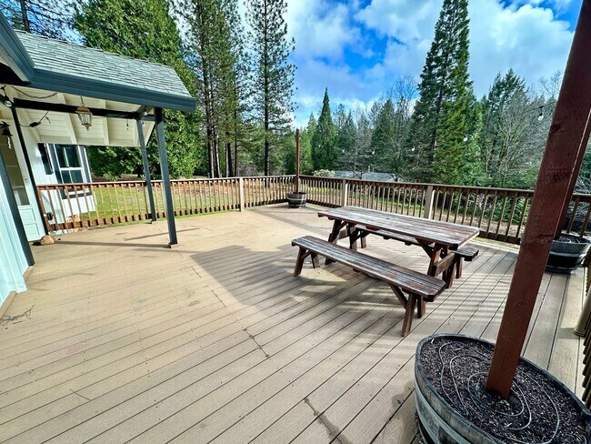 Building Photo - Welcome to this charming 3 bedroom, 2 bath...
