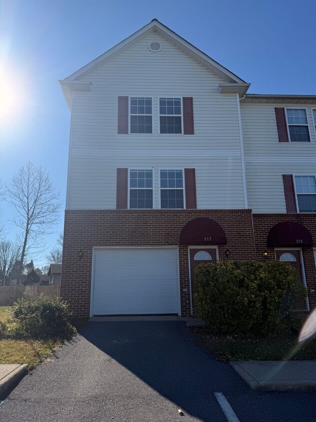 Building Photo - Beacon Hill Townhouse for Rent