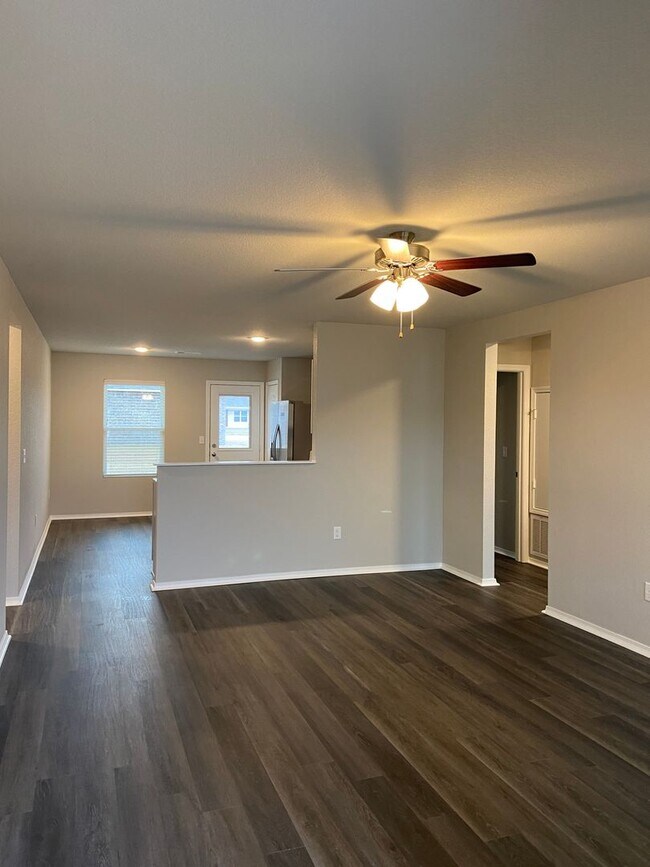 Foto del edificio - *Pre-Leasing* Three Bedroom | Two Bath Hom...