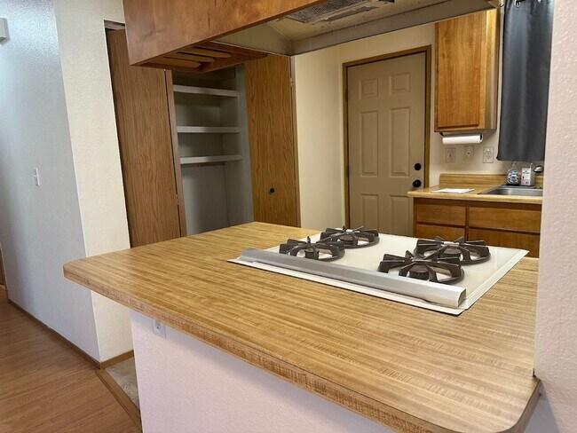 Building Photo - Move-in Special $200 off first months rent!