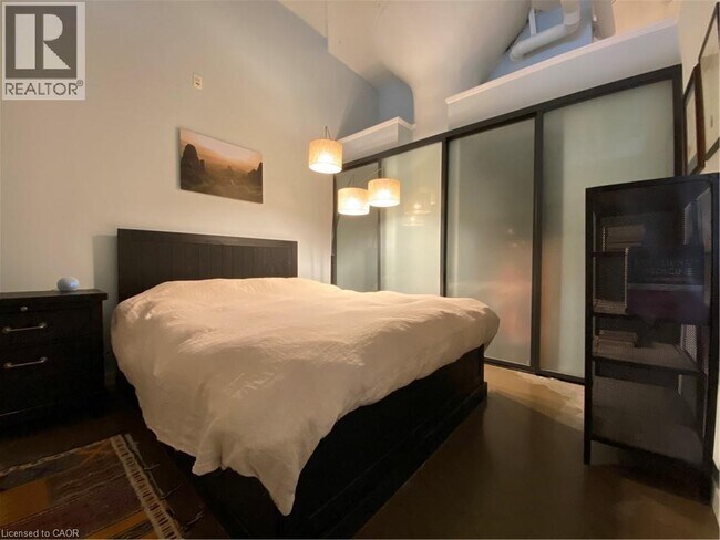 Photo du bâtiment - 404 King St W