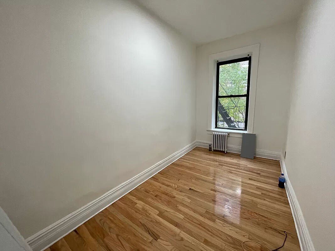 Primary Photo - 218 Thompson Street