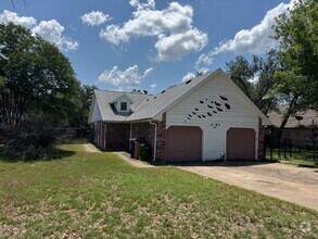 Building Photo - 6103 Parkwood Dr