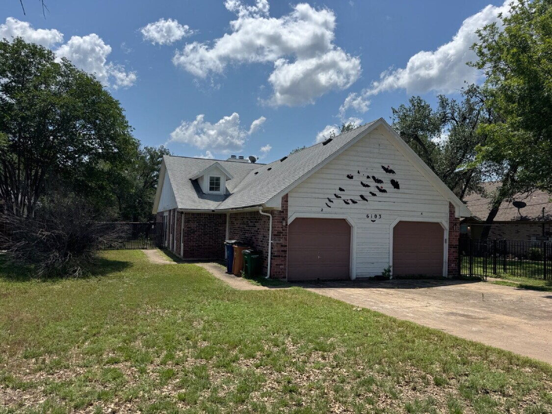 Primary Photo - 2-Bed, 2-Bath, 1-Car Garage - Walking Dist...