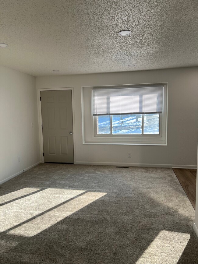 Foto del edificio - 5324 Jennifer Dr