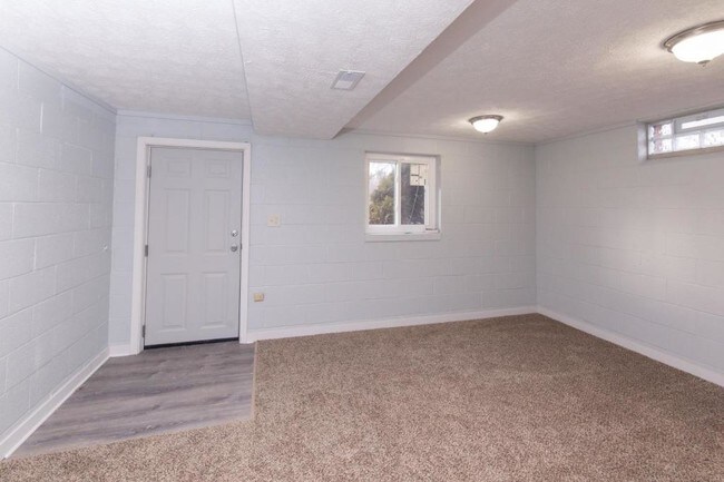 Building Photo - 2642B S Arlington Rd