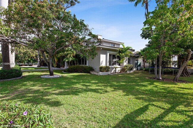 Foto del edificio - 3011 Royal Palm Ave